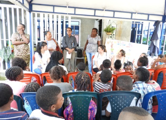 Niños de Tumaco aprendiendo 