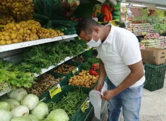 Persona realizando el mercado 