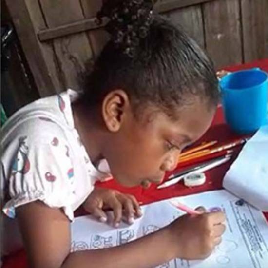 Niña realizando tareas