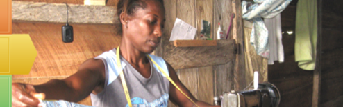 Mujer de Tumaco tejiendo en su casa